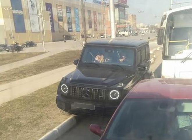 На Московском шоссе водитель Gelandewagen грубо нарушил ПДД