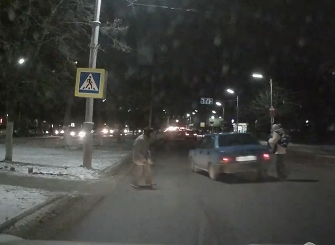 На улице Есенина машина на высокой скорости зацепила женщину-пешехода (видео)