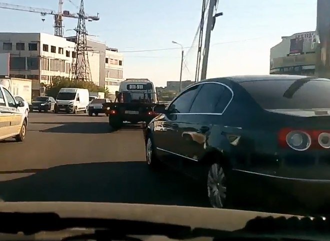 В Рязани два водителя не поделили дорогу и устроили опасные маневры (видео)