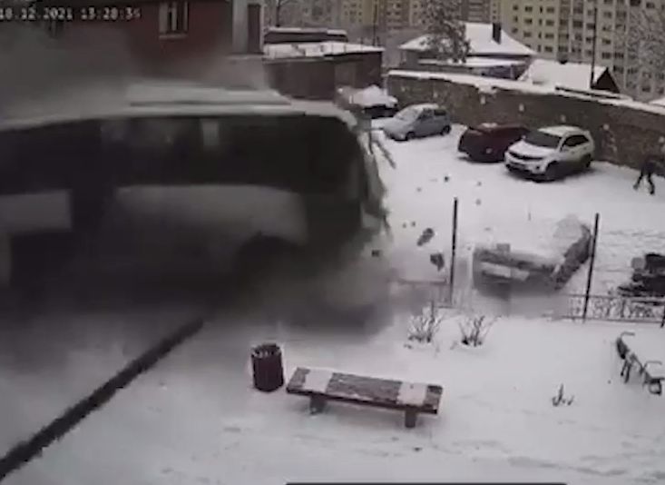 В Саратове «взбесившийся» автобус протаранил семь припаркованных машин