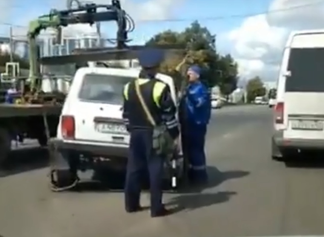 Соцсети: в Рязани эвакуатор «уронил» машину