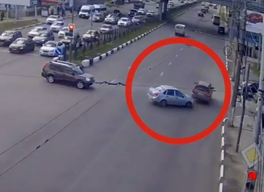 Водитель «Лады» «наказал» иномарку за проезд на «красный» на Московском шоссе (видео)