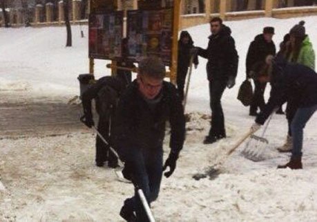 Человек, похожий на Булекова, чистил снег на остановке