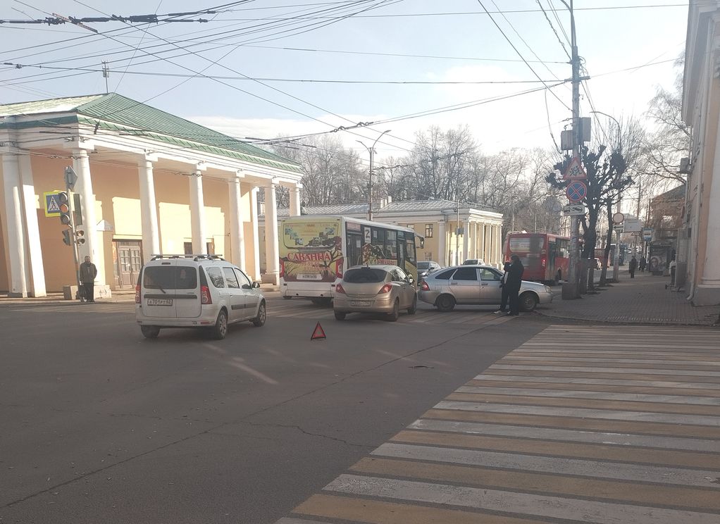 На улице Ленина столкнулись две легковушки