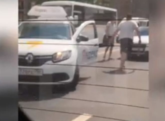Водители «Яндекс. Такси» устроили драку с битой прямо на дороге в Москве (видео)