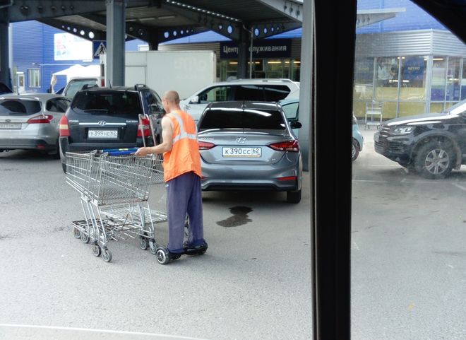Фото: в Рязани рабочий гипермаркета нашел применение гироскутеру