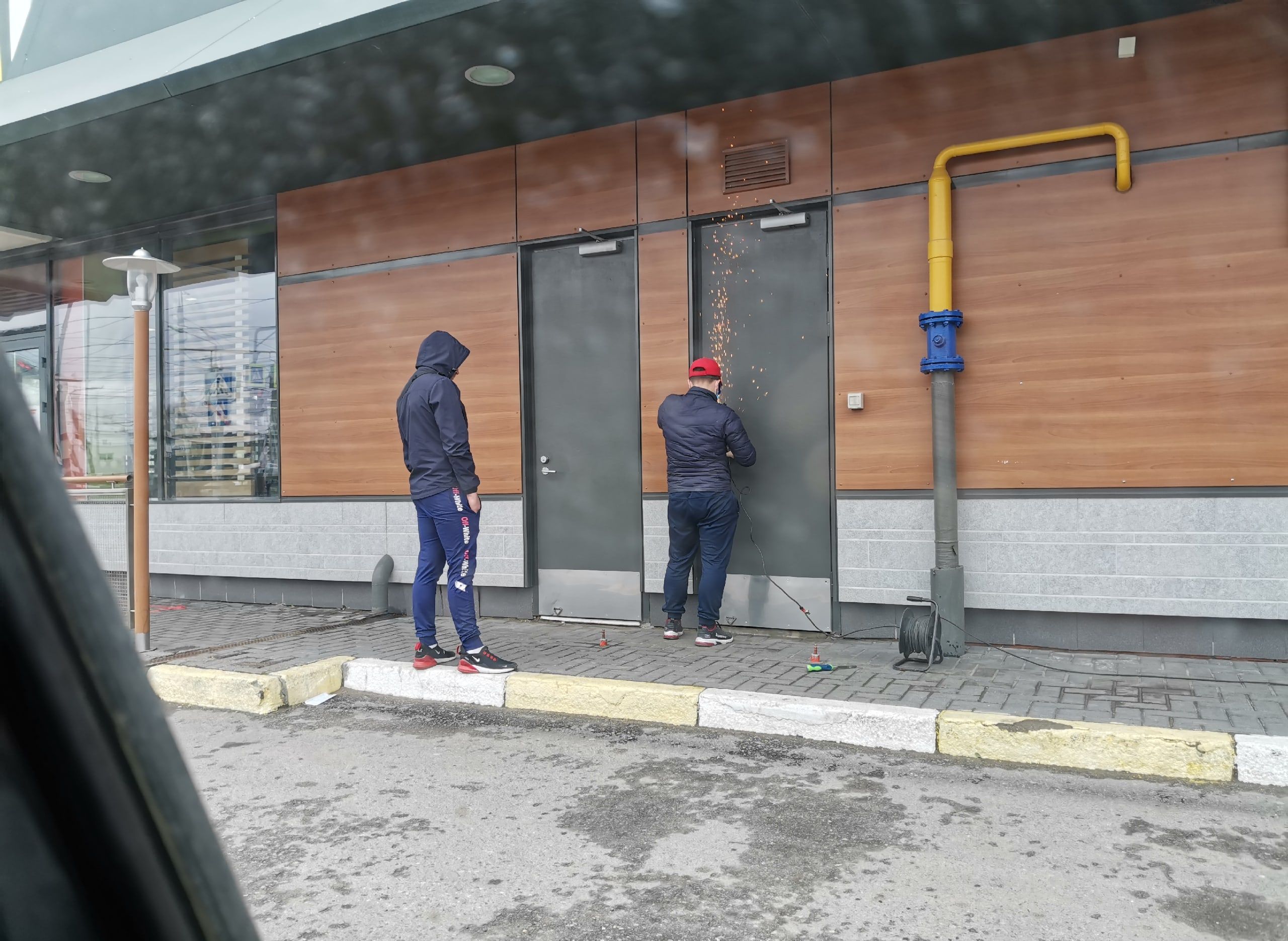 В Рязани засняли молодых людей, «взламывающих» McDonald’s при помощи болгарки