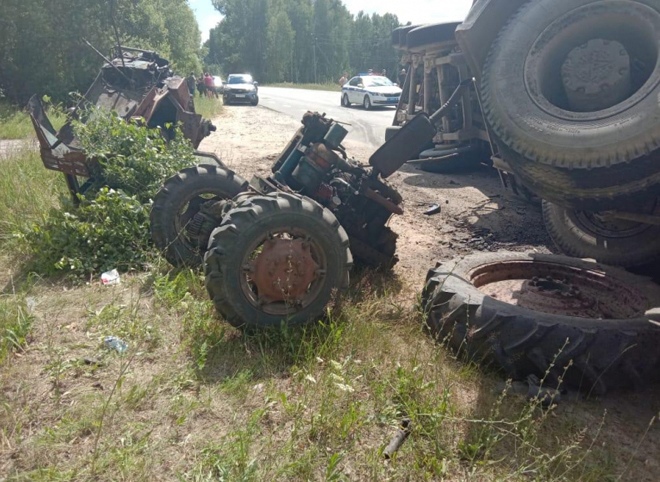 В Шиловском районе столкнулись трактор и лесовоз, погибла 27-летняя рязанка