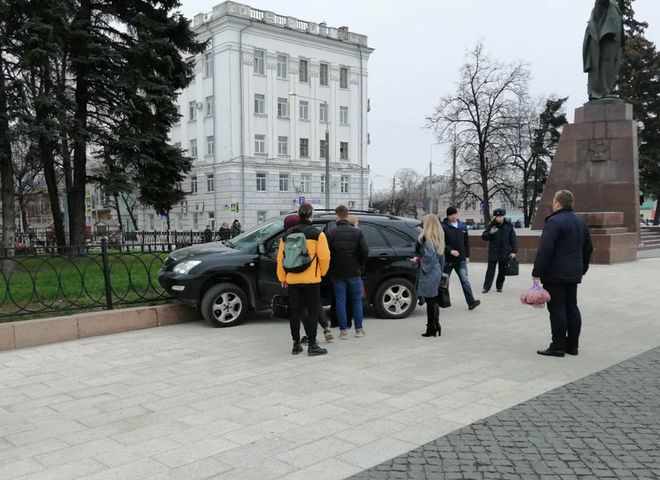 В полиции рассказали подробности ДТП с Lexus, въехавшим в ограждение на площади Ленина