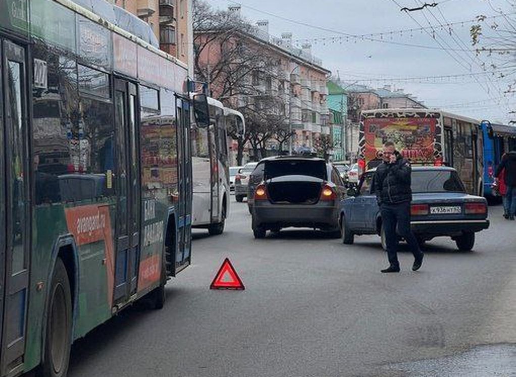 Атипичная рязань. Рязань авария на Первомайке. Рязань авария в ноябре 2022. Авария в центре Рязани 29 ноября.