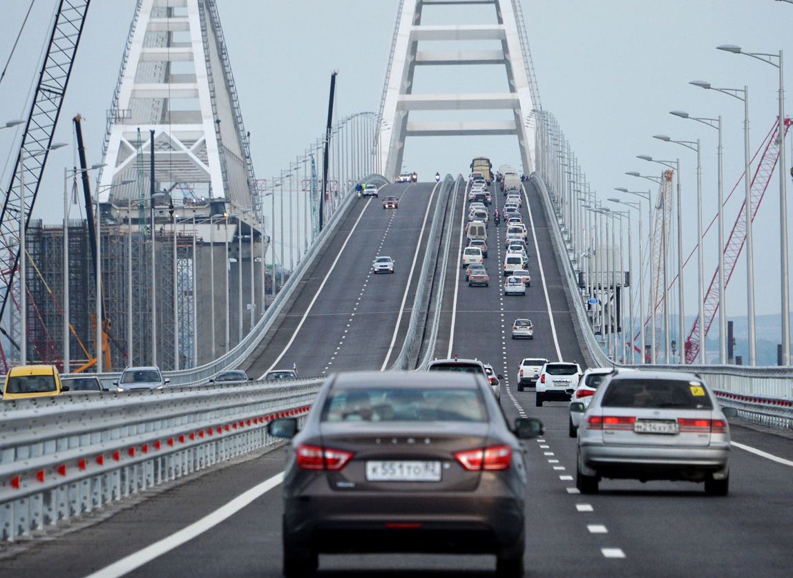 В опору Крымского моста врезался плавкран