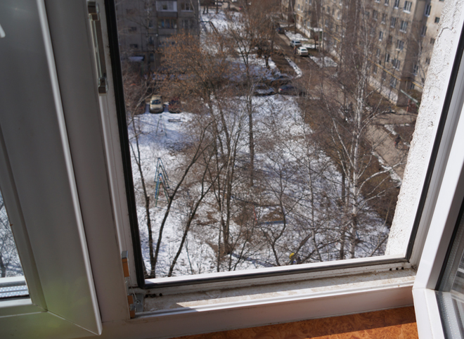 На улице Новоселов подросток выпал из окна многоэтажки