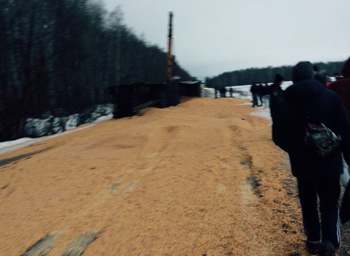 Фото: в Шиловском районе опрокинулся грузовик с песком