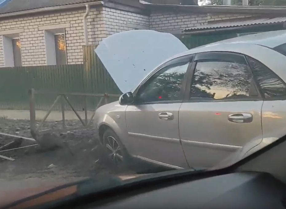 На улице Радиозаводской иномарка снесла дорожное ограждение