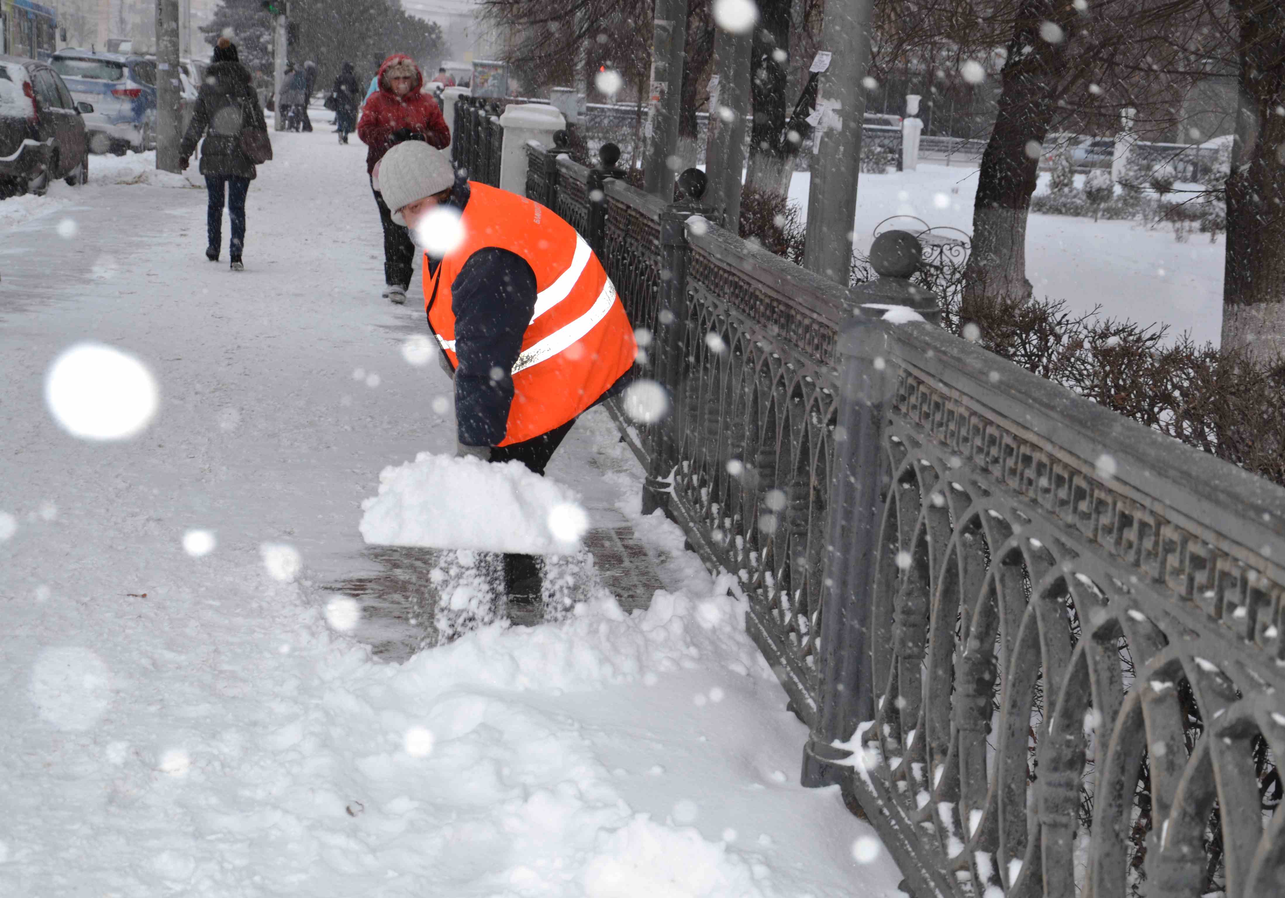 Снег с тротуаров Рязани убирает 171 человек