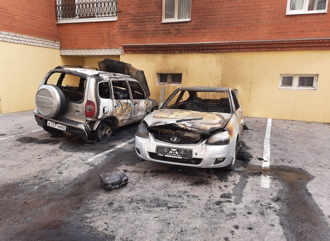 Ночью в центре Рязани сгорели два автомобиля