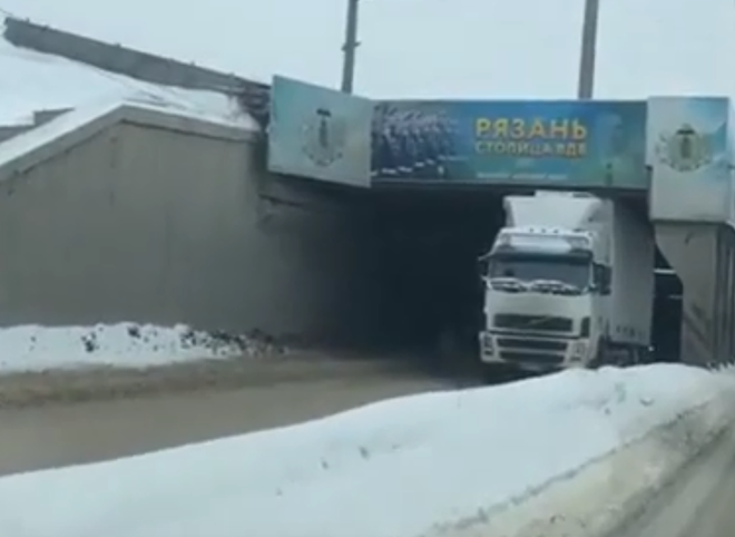Застрявшая под путепроводом фура собрала огромную пробку на Московском шоссе