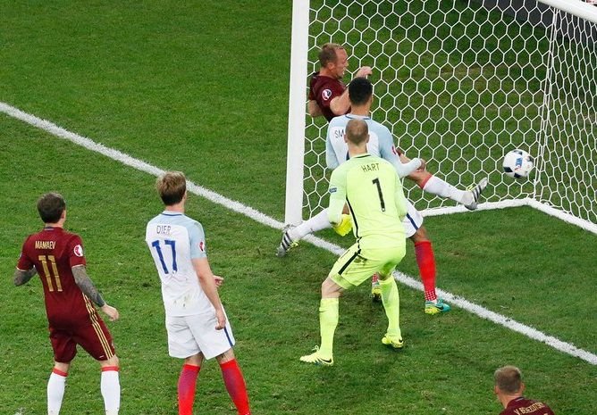 Россия вырвала ничью у англичан в первом матче Евро