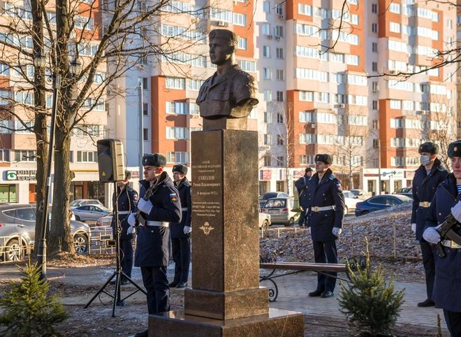 В Рязани открыли памятник Герою России Роману Соколову