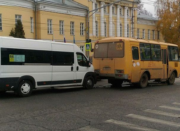 В центре Рязани маршрутка врезалась в автобус с детьми
