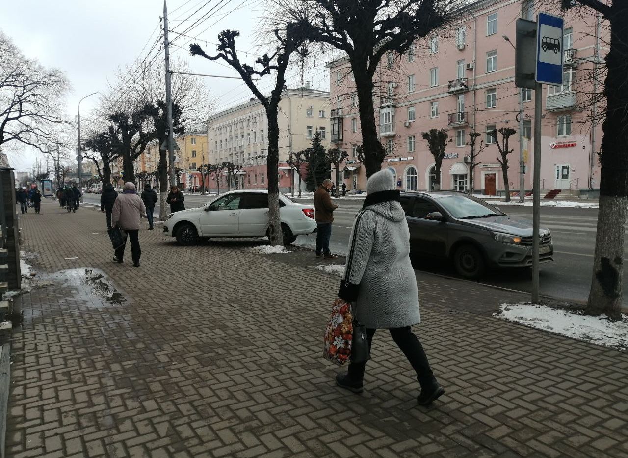 На Первомайском проспекте «Лада» после столкновения с другой машиной  вылетела на тротуар