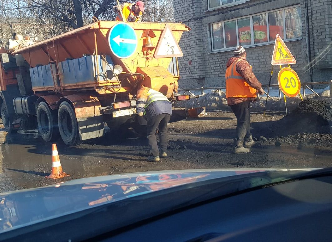 Рязанцы сообщают о массовой укладке асфальта в лужи