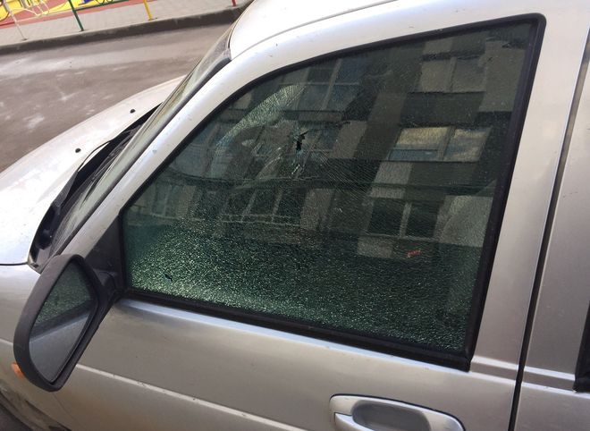На улице Шевченко неизвестные вновь обстреляли припаркованные автомобили