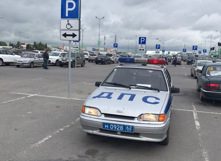 В МВД объяснили парковку машины ДПС на месте для инвалидов