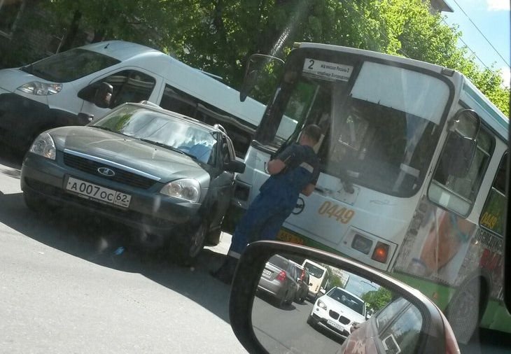 ДТП с автобусом парализовало движение на улице Гагарина