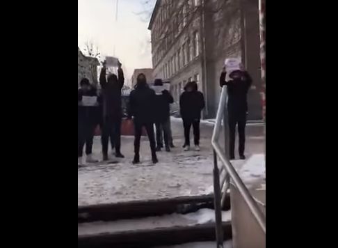 Опубликовано видео нападения на штаб Собчак в Рязани