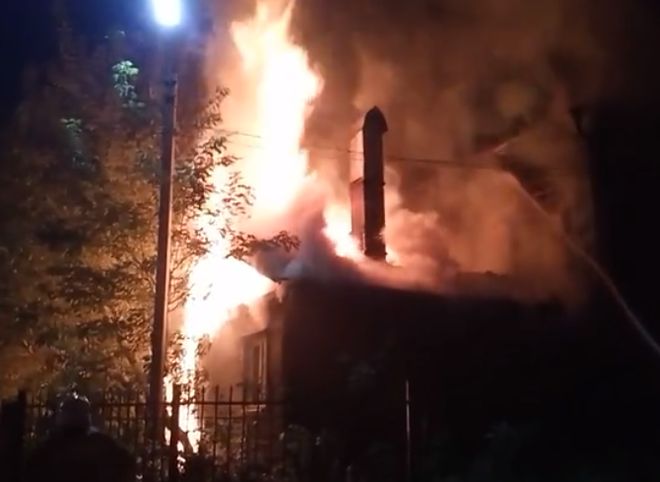 В центре Рязани загорелся жилой дом