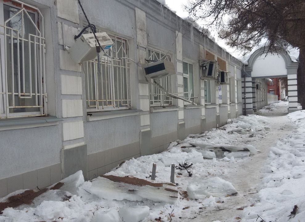 Фото: на улице Петрова глыбы льда снесли кондиционеры на фасаде дома