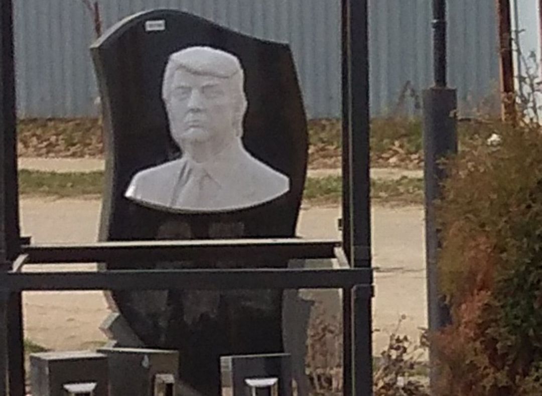 В Рязани заметили надгробие с портретом Трампа