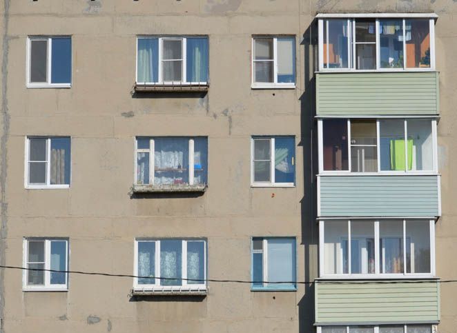 В Москве женщина 20 минут держала за руку выпавшую из окна соседку