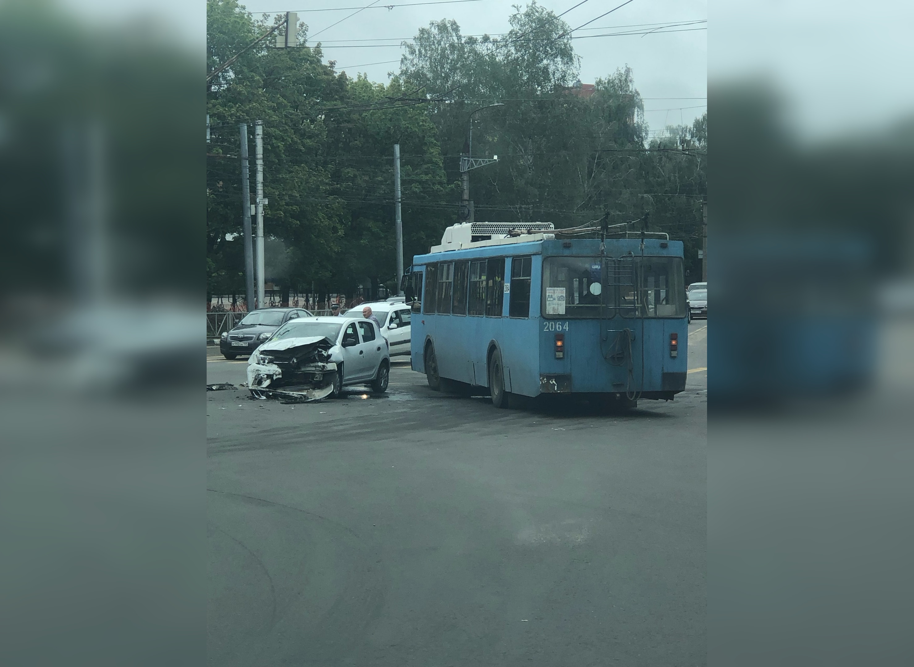 У Приокского путепровода столкнулись Renault и троллейбус