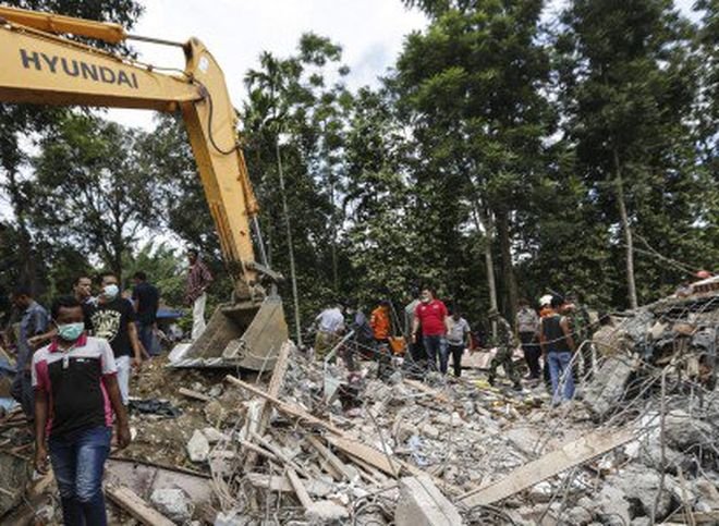 В результате землетрясения в Индонезии погибли более 50 человек