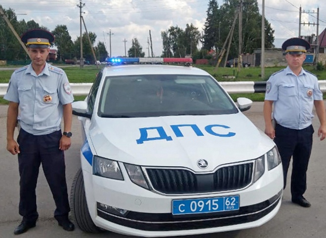 В Михайловском районе сотрудники ГИБДД помогли спасти задыхающегося ребенка