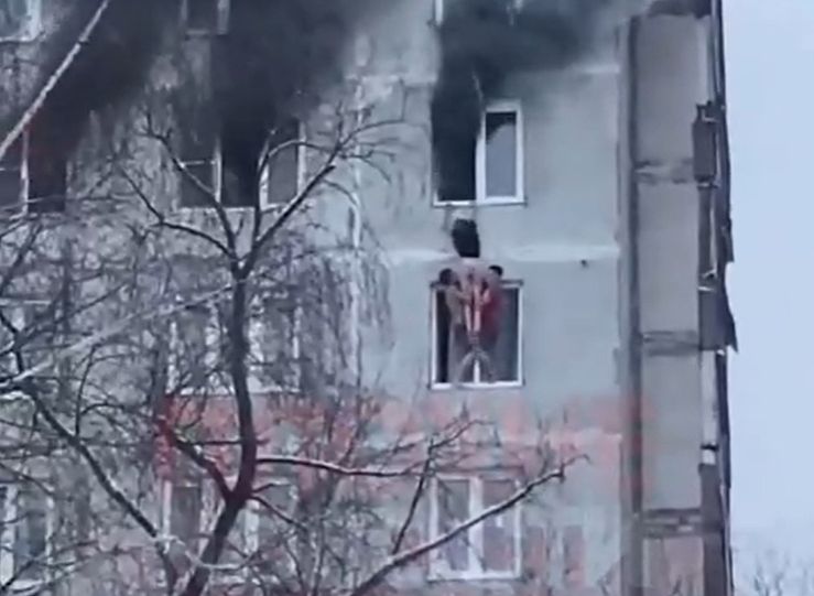 В Москве двое молодых людей, рискуя сорваться с высоты, спасли девушку из огня