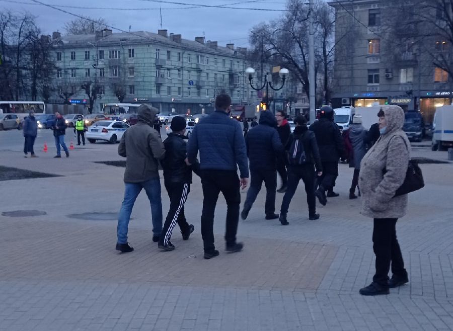 На акции протеста в центре Рязани начались задержания