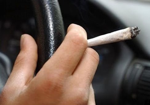 РСМ попросил запретить водителям курить за рулем