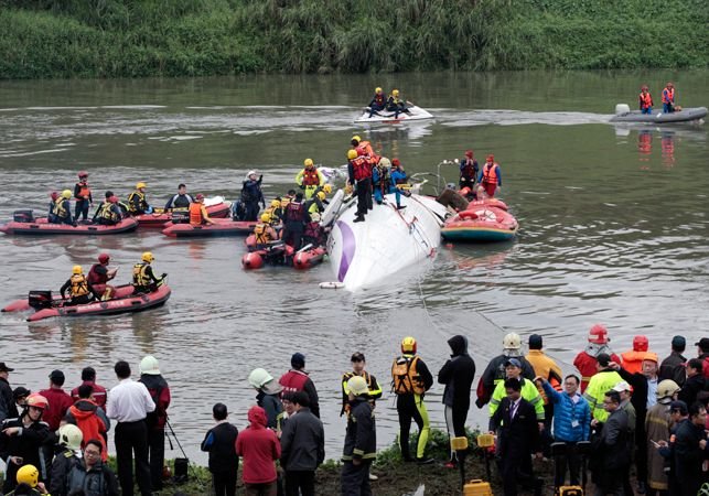 В авиакатастрофе на Тайване погибли 35 человек