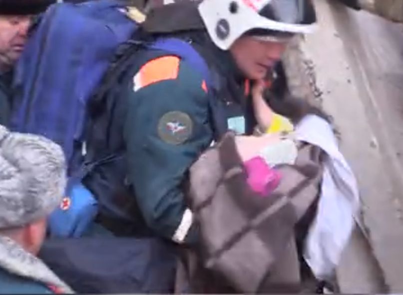 На завалах в Магнитогорске нашли живым 11-месячного ребенка (видео)