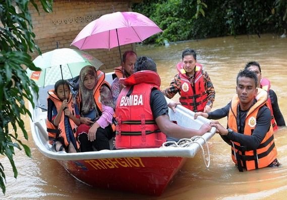 Около 80 тысяч малайзийцев оставили дома из-за наводнения