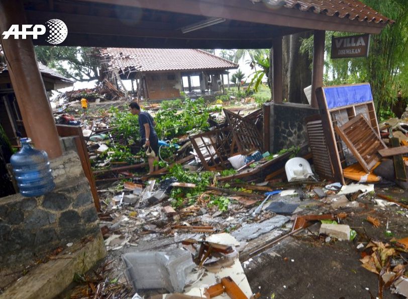 На Индонезию обрушилось цунами, погибли 168 человек