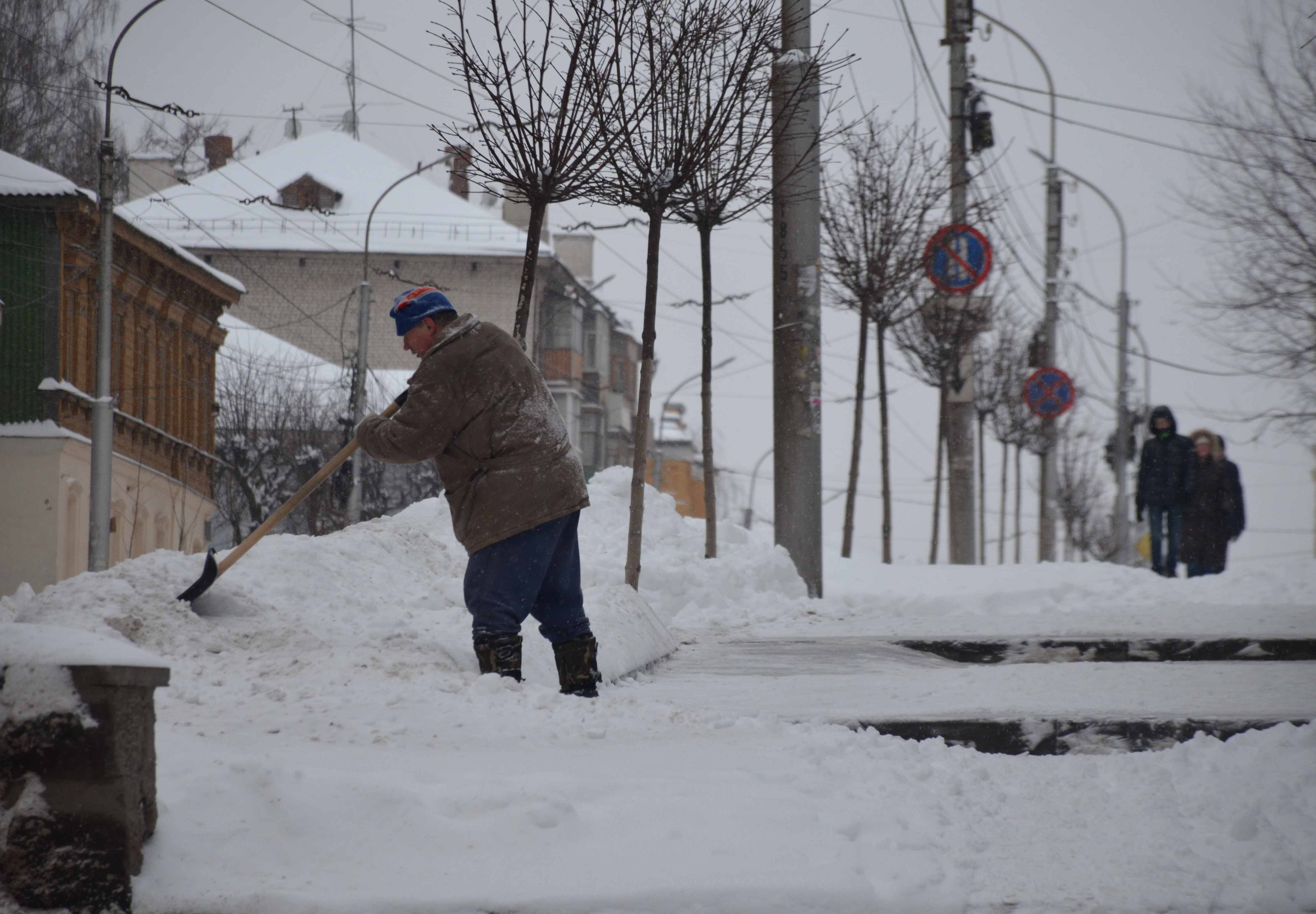 Булеков поручил убирать от снега тротуары и переходы