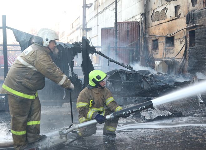 Опубликованы фотографии тушения пожара на территории бывшего «Центролита»