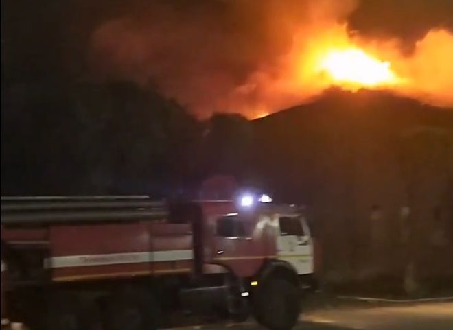 Ночью в центре Рязани сгорел дом (видео)