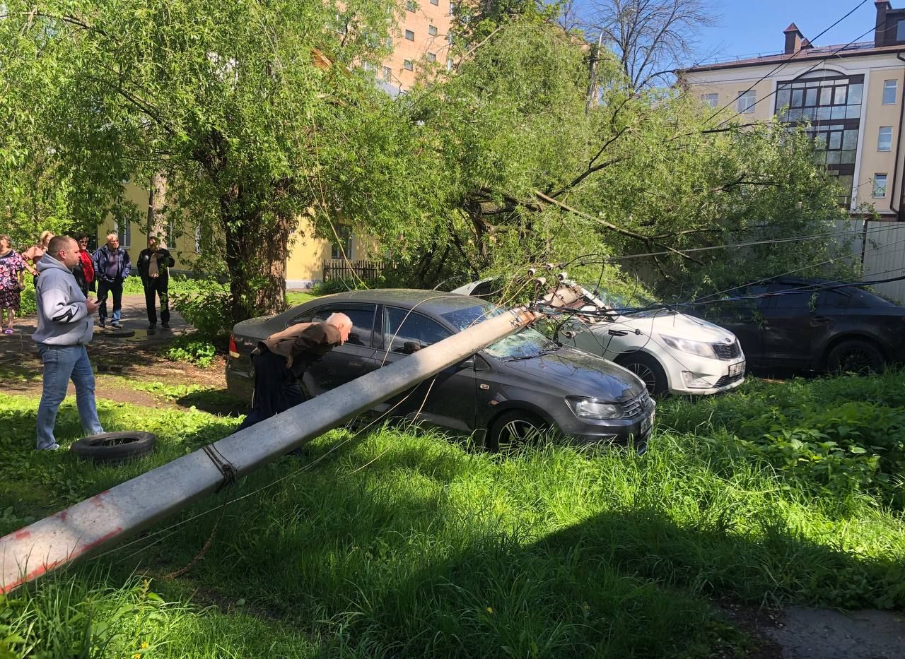 На проезде Щедрина столб упал на припаркованные машины