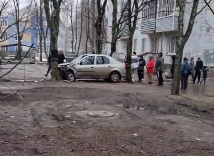 На улице Крупской пьяный водитель врезался в дерево