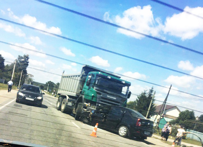 В Старожиловском районе легковушка столкнулась с грузовиком Scania